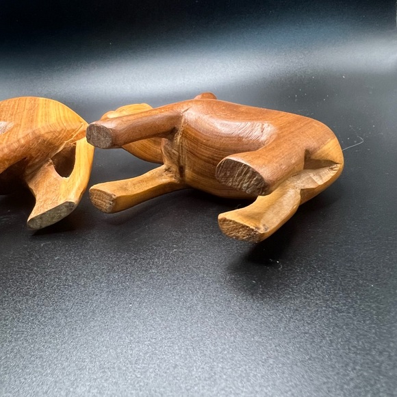 Vintage hand carved wooden elephant and hippo - Picture 6 of 10